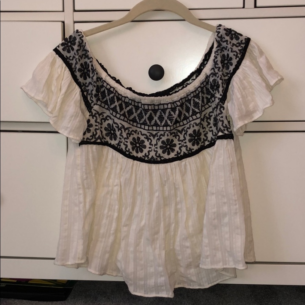 American Eagle black and white blouse!